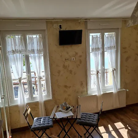 Les Mouettes Blessees Bed & Breakfast 3*